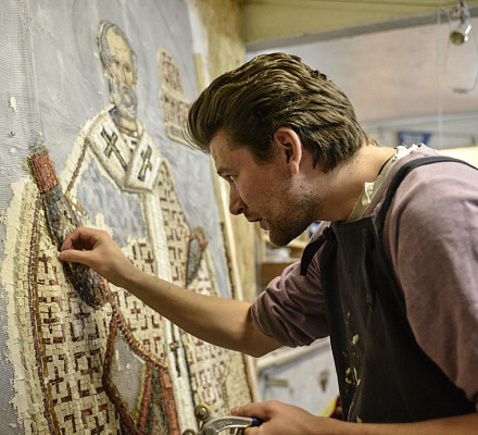 A Mosca, i maestri creano un'immagine a mosaico di San Nicola Taumaturgo