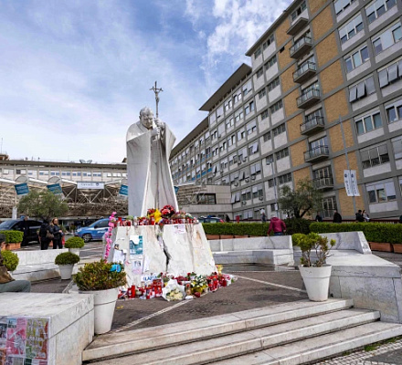 Pope Francis praises God for those who shine ‘light of his infinite love’ in the world