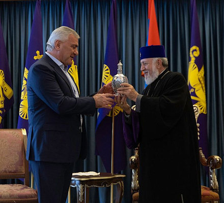 Католикос Всех Армян принял народного благотворителя, крестного отца Муронорнека Тиара Самвела Карапетяна