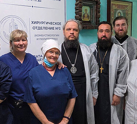 Епископ Борисоглебский Сергий посетил пациентов и добровольцев Патриаршей гуманитарной миссии в Донецком госпитале