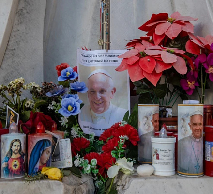 Pope Francis ‘alert and well oriented,’ participates in Mass at hospital