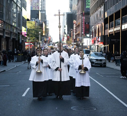 FOTOS: "Tenemos que proclamarlo": Miles de personas participan en la procesión eucarística de Nueva York