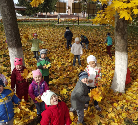 Gli alunni dell'asilo sono andati in gita al tempio