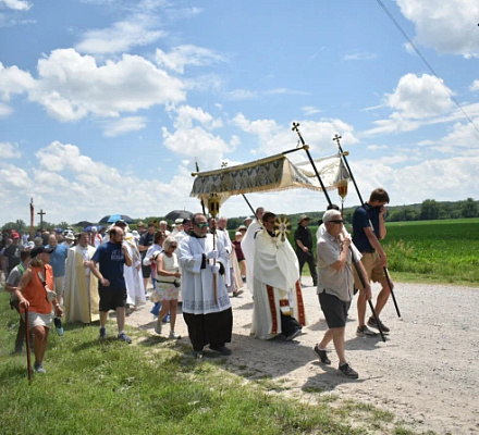 Young pilgrims prepare to share love of Christ in the Eucharist during 3,300-mile trek
