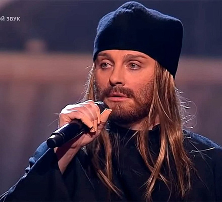 La chiesa ha condannato l'esibizione di Elena Vaenga in forma di monaco