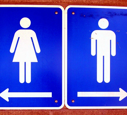 DeWine firma un proyecto de ley para impedir el acceso de los hombres a los vestuarios y baños femeninos en las escuelas de Ohio