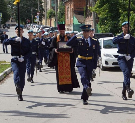 Ein Teil der Reliquien von George the Victorious wurde der Ryazan Airborne School übergeben