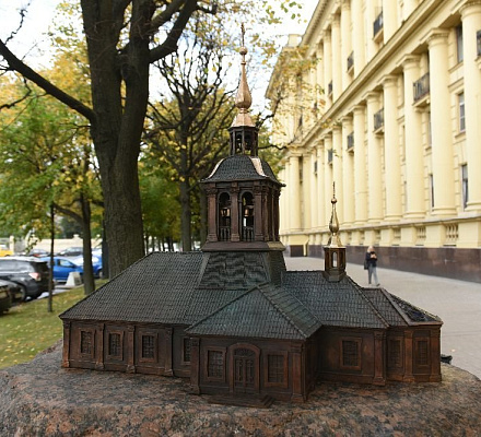 Памятный знак в честь первого петербургского храма