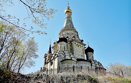 Iglesia de la Transfiguración del Salvador en la aldea de Ostrov cerca de Moscú