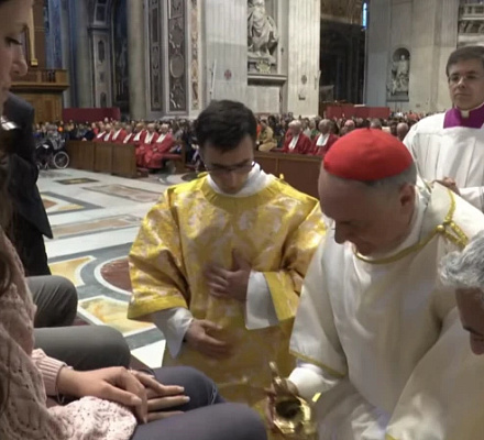 Washing of feet at Vatican highlights Holy Thursday call to reject world that ‘betrays’ for profit