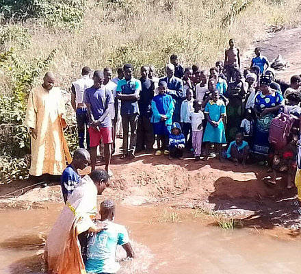 В Малави крещены 50 представителей племени манганджа