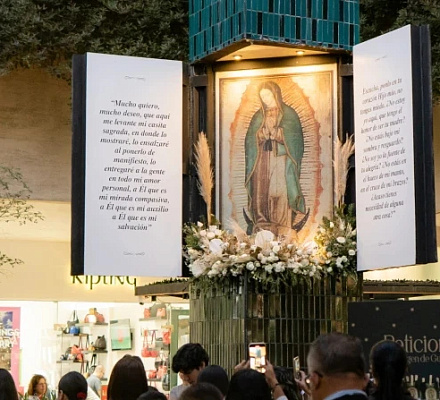 Católicos mexicanos se reúnen en centro comercial para rezar rosario en honor a la Virgen de Guadalupe