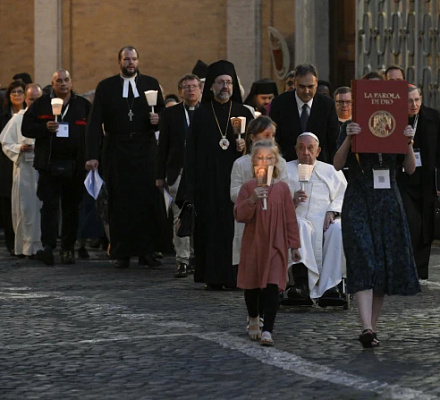 FOTOS: El Papa Francisco y el sínodo rezan donde fueron asesinados los primeros mártires cristianos de Roma