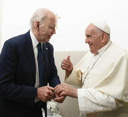 El Presidente Biden distingue al Papa Francisco con la Medalla Presidencial de la Libertad