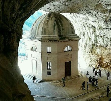 Tempio di Valadier nella grotta del Sacro Ritiro