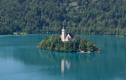 Iglesia de la Asunción de la Virgen María en el lago Bled (Eslovenia)