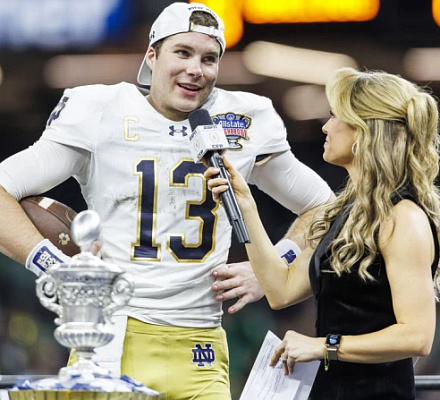 Ganen o pierdan, los jugadores dan gloria a Jesús durante las eliminatorias de fútbol universitario