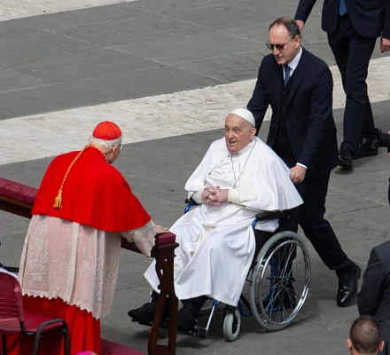 Pope Francis greets pilgrims at Palm Sunday Mass
