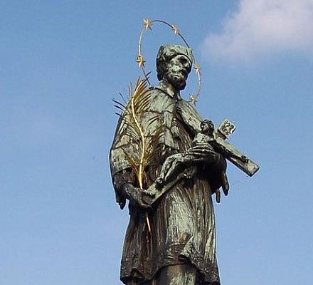Статуя святого Яна Непомуцкого на Карловом мосту в Праге (Чехия)