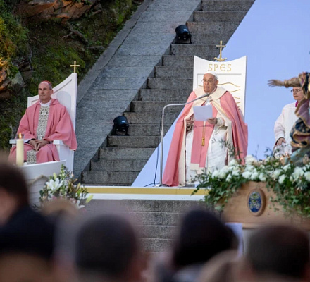 El Papa Francisco alaba la fe de los católicos de la Córcega francesa