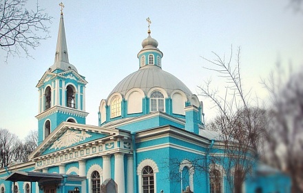 Templo del icono de Smolensk de la Madre de Dios en el cementerio de Smolensk en San Petersburgo