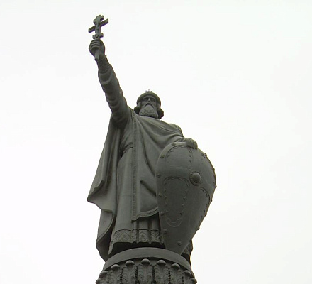 Памятник святому князю Владимиру крестителю Руси в Белгороде
