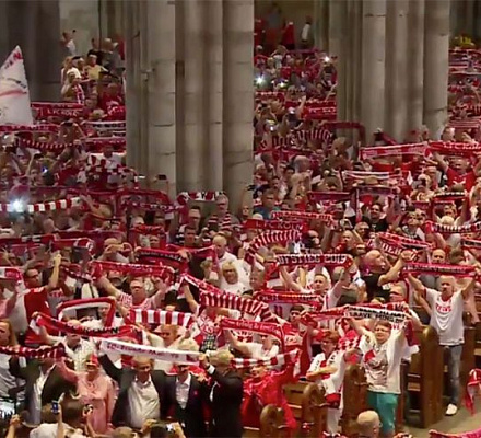 I fan dell'FC Colonia pregano insieme nella più grande cattedrale della Germania