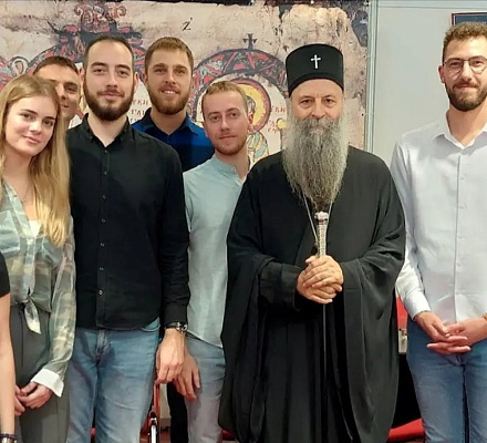 Патриарх Порфирий на книжной ярмарке в Белграде