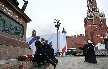 Президент России и Предстоятель Русской Церкви возложили цветы к памятнику Кузьме Минину и Дмитрию Пожарскому на Красной площади