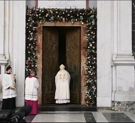 El cardenal estadounidense abre la última puerta santa del Jubileo en Roma