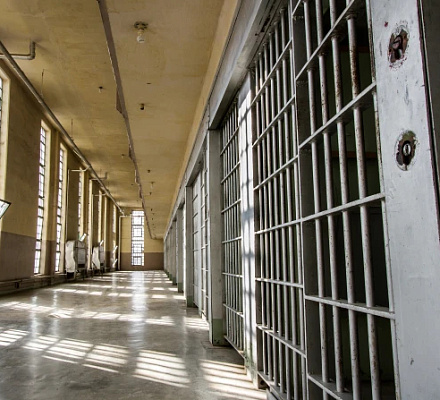 Los senadores denuncian la supuesta exclusión de grupos religiosos de un programa penitenciario