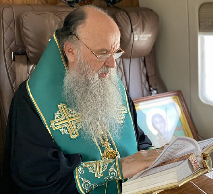 Митрополит Варсонофий облетел Петербург с молитвой