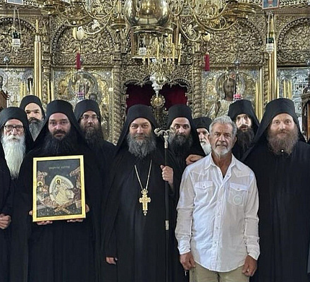 Мел Гибсон гостит в сербском монастыре Хиландар на Афоне