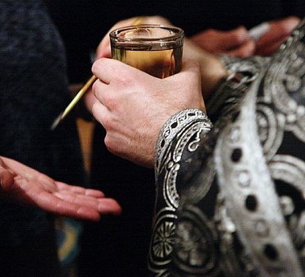 Можно ли елей с соборования брать домой?