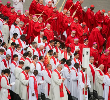 General congregation begins: Cardinals suspend beatifications, swear to secrecy
