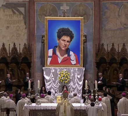 L'Église catholique canonise un adolescent engagé dans un travail missionnaire sur le Web mondial