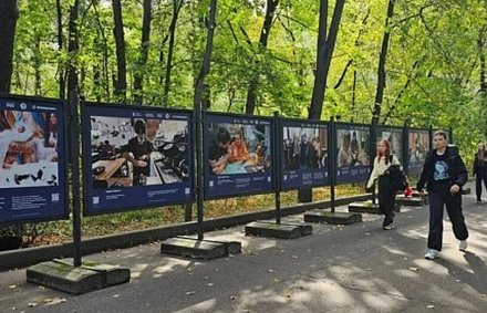 В парке «Фили» в Москве открылась фотовыставка, посвященная благотворительным проектам Церкви