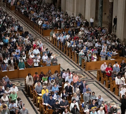 Более 3 000 католиков празднуют розарий с доминиканским орденом во время паломничества в Вашингтоне