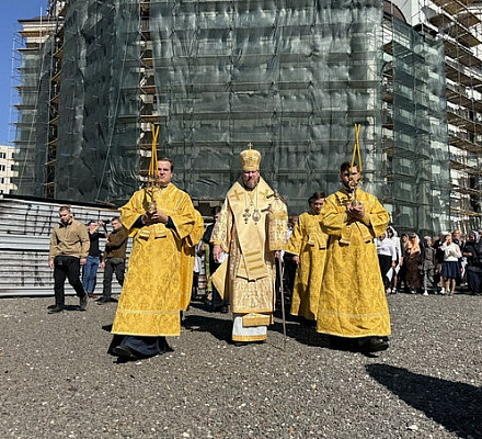 Митрополит Донецкий Владимир совершил Божественную литургию в Свято-Александро-Невском храме Мариуполя