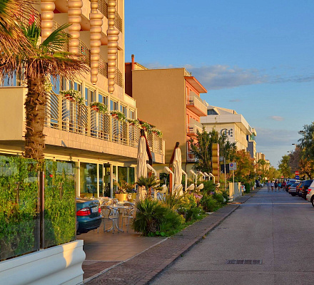 Il Rettore del Tempio di Riccione installa un distributore automatico di articoli religiosi