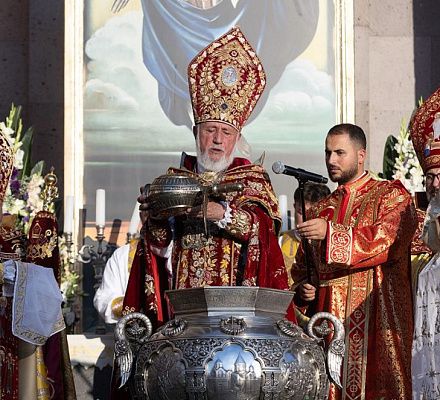 Четвертый Мирон XXI века был благословлен рукой Католикоса Всех Армян и назван «Печатью Личности»