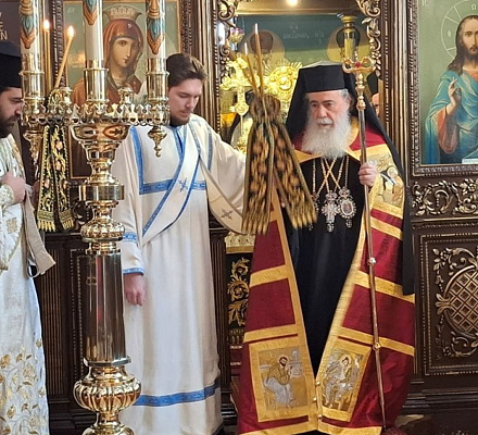 Патриарх Феофил: свет Сретения открывает истинного Бога и истинный путь спасения