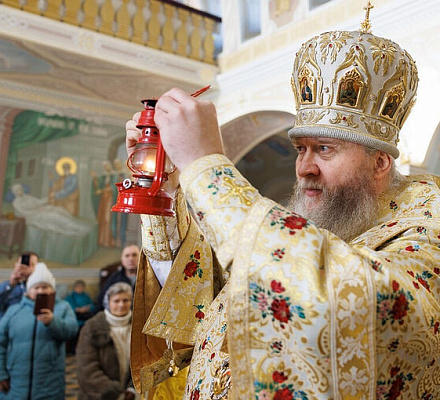 В кафедральном соборе Луганска встретили Вифлеемский огонь