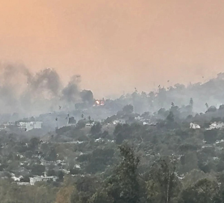 Una parroquia californiana sirve de refugio en medio de un devastador incendio forestal