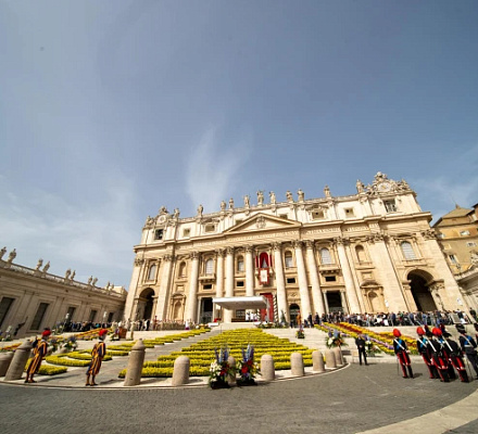‘Run’ to seek Christ in everyday life, Pope Francis says in Easter Sunday homily
