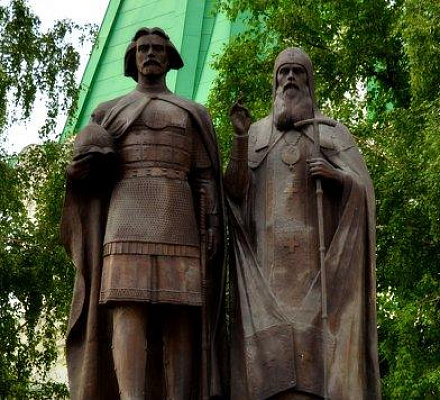 Памятник князю Юрию Всеволодовичу и епископу Симону Суздальскому в Нижнем Новгороде