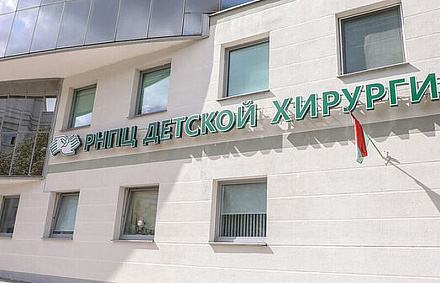 Митрополит Минский Вениамин посетил в центре детской хирургии детей, пострадавших при атаке БПЛА на пассажирский автобус в Брянской области