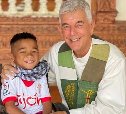 El obispo en silla de ruedas": El padre Kike Figaredo dedica su ministerio a los discapacitados en Camboya