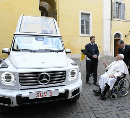 Mercedes-Benz regala al Papa Francisco un nuevo "papamóvil" G-Wagon modificado