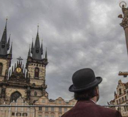 Lo storico pilastro con la statua della Vergine Maria è stato restaurato sulla Piazza della Città Vecchia a Praga
